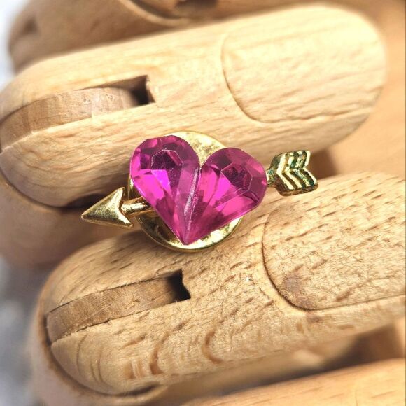 Vintage Avon Hot Pink Heart & Arrow Pin - Picture 1 of 8